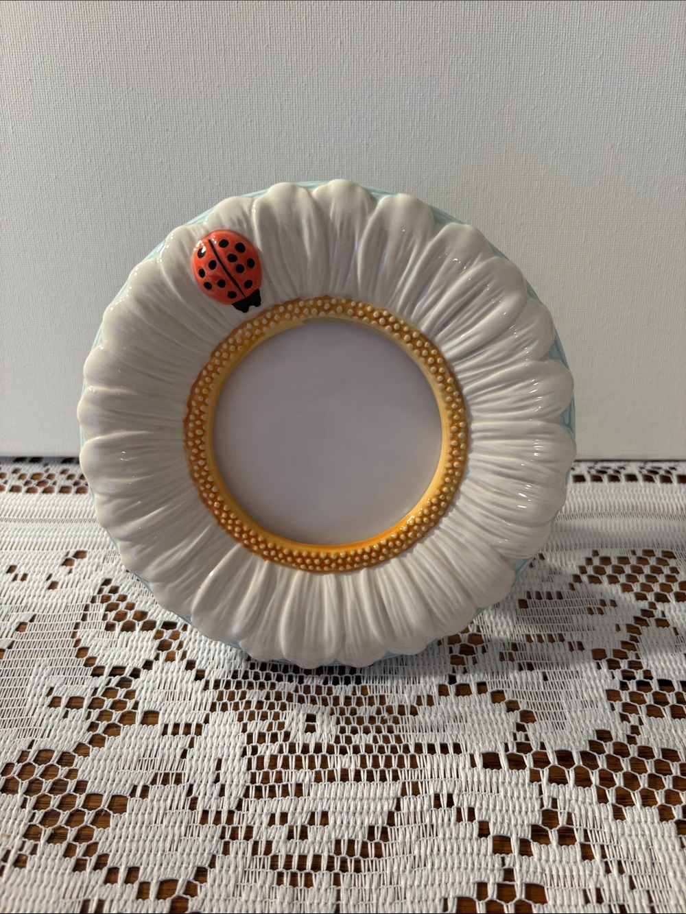 Ceramic Daisy Frame with Ladybug Accent - White & Gold